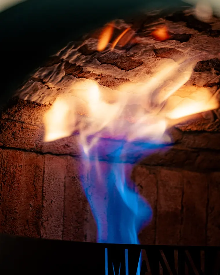 Flammes dans la voûte du four à pizza