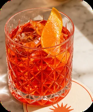 Negroni dans un verre ciselé, zeste d'orange